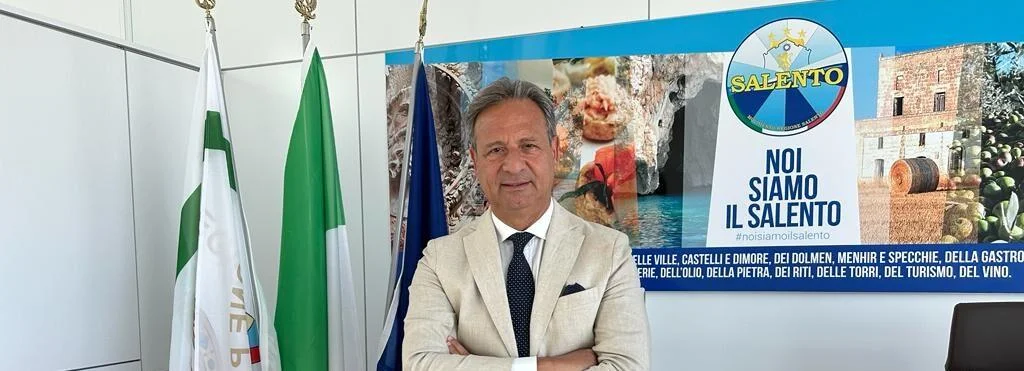 &ldquo;Siamo pronti alla mobilitazione, al fianco di agricoltori e proprietari di terreni, per rispedire al mittente la pioggia di cartelle che continuano ad arrivare dai Consorzi di bonifica, a fronte di interventi mal o mai eseguiti. L&rsquo;incuria e l&rsquo;abbandono sono sotto gli occhi di tutti: terreni come giungle, infestati di erbacce, canali ostruiti e trascurati di cui non si distinguono pi&ugrave; nemmeno gli argini, pozzi malandati. Da vent&rsquo;anni va avanti l&rsquo;odissea gestionale del commissariamento dei Consorzi dissestati, che prosciugano i milioni erogati ogni anno dalla Regione per pagare le spese di personale (assunzioni, stabilizzazioni e consulenze), lasciando solo le briciole per l&rsquo;attivit&agrave; ordinaria e straordinaria di cui c&rsquo;&egrave; urgente bisogno. I debiti accumulati dai Consorzi commissariati hanno sforato i 250 milioni di euro, e si pretende di farli pagare ai proprietari dei terreni senza che siano state eseguite bonifiche ed interventi di manutenzione e pulizia dei canali, con il famigerato tributo 630, che non &egrave; dovuto &ndash; come hanno stabilito diverse sentenze &ndash; in assenza di un beneficio specifico diretto. Nel consorzio salentino dell&rsquo;Arneo, che comprende una superficie di oltre 250mila ettari tra le province di Lecce, Brindisi e Taranto, sono stati realizzati appena 27 interventi di bonifica negli ultimi tre anni. E parliamo di territori piagati dalla xylella, dove al danno di oliveti rasi al suolo si aggiunge la beffa dei tributi da pagare ai Consorzi. Le cartelle relative a questi terreni devono essere annullate, lo ribadiamo. Comprendiamo la rabbia, la delusione e la stanchezza degli agricoltori, che vivono questi tributi come un balzello ingiusto, perch&eacute; sono costretti ad accollarsi le spese di opere di bonifica e manutenzione fantasma. E tutto questo mette a rischio anche la tenuta idrogeologica del territorio in caso di eventi estremi ormai sempre pi&ugrave; frequenti. A gennaio 2021 manifestammo insieme al territorio e alle istituzioni ad Ugento, per chiedere la sospensione dell&rsquo;invio degli avvisi di pagamento, e chiamammo in audizione l&rsquo;assessore Pentassuglia per sollecitare la revoca delle cartelle. Ci fu risposto che, senza il contributo degli agricoltori, non ci sarebbero le risorse necessarie per la manutenzione dei pozzi e per le opere di bonifica. Ma ogni anno i Consorzi ricevono milioni di euro dalla Regione, e nulla cambia. E, checch&eacute; ne dica l&rsquo;assessore Pentassuglia, non sar&agrave; la riforma (ancora sulla carta) con l&rsquo;accentramento delle funzioni in un Consorzio unico a risolvere tutti i mali che impediscono a questi enti di funzionare, di programmare e realizzare piani di manutenzione del territorio agricolo e dei canali irrigui. Anzi, il Consorzio unico peggiorer&agrave; la situazione e accentuer&agrave; la distanza dai territori da servire, emarginandoli e penalizzandoli. Intanto, noi non ci stiamo a dover pagare per interventi non eseguiti o realizzati solo in emergenza e a macchia di leopardo. Da qui le ragioni di una protesta che siamo pronti a portare avanti ad oltranza&rdquo;