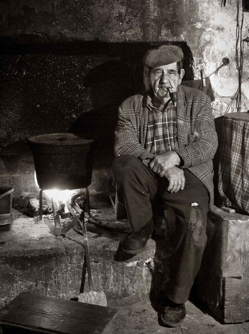 ✨ Ugento Memorie: Riviviamo la Nostra Storia Insieme! ✨

Amici di Ozanews, abbiamo una nuova missione! 🕵️ Abbiamo trovato delle splendide foto antiche di Ugento e dintorni, ma molti dettagli si sono persi nel tempo... Chi sono queste persone? Dove si trovavano quando sono state scattate queste immagini uniche? 📷

Abbiamo bisogno del vostro aiuto! Condividete nei commenti qualsiasi informazione, storie tramandate dai nonni o anche solo le vostre ipotesi! Ogni dettaglio conta per ridare vita a questi momenti e mantenere viva la nostra storia comune. 💫

Taggate chiunque potrebbe riconoscere qualcosa e condividete con gli altri: più siamo, più ricordi riaffioreranno. Insieme, possiamo ricostruire il passato e creare un album indimenticabile. Pronti a far rivivere il nostro patrimonio? 

Non dimenticate, ci vediamo qui ogni mercoledì alle 8 del mattino! ⏰

#StoriaDiUgento #MemorieDiPuglia #CommunityMemory #ViaggiNelTempo #PatrimonioStorico #Ugento #FotografieDellaStoria #StorieDiFamiglia #AmiciDiUgento #OzanewsRicordi #IlNostroPassato #RaccontiAntichi #ScopriUgento #UgentoNelCuore #VitaDiPaese #StoriaItaliana #TradizioniDiUgento #PassatoUR #MemorieVive #ArteDiRaccontare #LegamiDiComunità