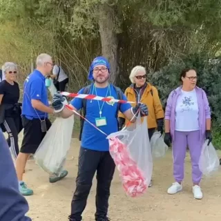 - Decine di metri di nastro bianco e rosso abbandonati nel verde. È quello che Francesco Chetta, guida ambientale escursionistica, continua a trovare lungo i sentieri e nei parchi del Salento. Un problema che ha spinto il professionista a lanciare un appello pubblico attraverso un video: basta con i nastri in plastica per segnalare percorsi di gare e manifestazioni sportive.

Le immagini mostrano chiaramente il risultato: metri e metri di segnaletica rimasta sul territorio dopo maratone, gare ciclistiche o eventi che richiedono transenne temporanee. Materiale che non viene rimosso e che resta a deteriorarsi nell'ambiente.

Dal parco di Gallipoli ai sentieri

Chetta racconta la sua esperienza diretta. "A Gallipoli, nel parco di Gallipoli, io trovai non decine, ma centinaia, se non migliaia di metri di nastro biancorosso con su scritto 'Polizia Locale Gallipoli'", spiega nel video. Un esempio che, secondo la guida ambientale, dimostra come il problema riguardi anche le istituzioni: "Se anche le istituzioni sporcano il nostro territorio, figuriamoci i cittadini".

Il nastro in plastica utilizzato per la segnaletica è lo stesso che si trova comunemente nelle manifestazioni sportive e negli eventi pubblici. Economico, pratico da usare, ma con un costo ambientale che Chetta denuncia apertamente.

Il percorso della microplastica

Il meccanismo è chiaro. 

"Questo si ossida dopo poche settimane e si trasforma in microplastica che viene sparso un po' ovunque per il parco", spiega la guida ambientale.

 La plastica degradata non scompare, si frammenta in particelle sempre più piccole che vengono disperse nell'ambiente.

"Quindi va a finire anche nel mare, perché i canali sono collegati col mare",

 continua Chetta. E dal mare il percorso è diretto: "Va a finire dove? All'interno dei pesci. Noi mangiamo i pesci, quindi va a finire anche all'interno del nostro organismo, delle nostre cellule".

I dati scientifici confermano la portata del fenomeno. "Studi recenti hanno confermato la presenza di non poche, ragazzi, di milioni di microplastiche all'interno di ognuno di noi. Milioni di parti, milioni", sottolinea Chetta nel video.