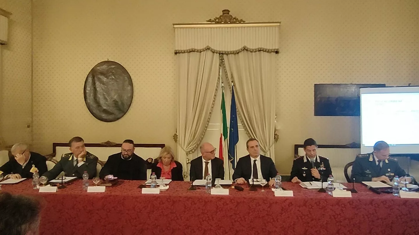 🛡️ ESTATE SICURA NEL SALENTO: I NUMERI DELLA MAGGIORE OPERAZIONE DI SICUREZZA
L'estate 2025 in provincia di Lecce si conclude con risultati straordinari nel contrasto all'illegalità e nella tutela della sicurezza urbana.
Un dispiegamento senza precedenti:
✅ 276 servizi straordinari
✅ Oltre 30.000 unità impegnate
✅ 69.061 persone controllate
✅ 48.699 veicoli verificati
Nel contrasto allo spaccio:
🚨 32 arresti in flagranza
🚨 Oltre 36 kg di stupefacenti sequestrati
🚨 278.000 prodotti contraffatti
🚨 116 lavoratori in nero scoperti
Un modello di governance innovativo basato su collaborazione tra istituzioni, prevenzione e tolleranza zero per l'illegalità.
Il Salento più sicuro è possibile. Scopri tutti i dettagli nel link in bio! 🔗
.
.
.
.
.
.
.
.
.
.
#Salento #Lecce #Sicurezza #Legalità #Emergenzasicurezza #Controlli #Movida #Contrabbando #Stupefacenti #Illegalità #Giustizia #ForzedelL'ordine #Polizia #Carabinieri #Guardiadi Finanza #Protezioneurbana #Comunità #Cittadinisicuri #Vocilocali #Storieglobali #Ugento #Ozanews #Sosicurezza #Vigilanza #Operazionisicurezza #Batterecrimine #Sicurezzapubblica