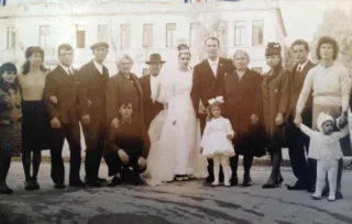 🌟 Scaviamo nei Ricordi di Ugento! 🌟 Ciao a tutti, cari amici di Ozanews! Abbiamo riscoperto delle foto d'epoca di Ugento e dintorni, ma i dettagli si sono smarriti nel tempo... 🕰️ Chi sono queste persone? Dove sono state scattate? 📸 Abbiamo bisogno del vostro aiuto! Condividete nei commenti quello che sapete, le storie tramandate dai vostri nonni, o anche solo delle supposizioni! Ogni contributo è un tassello fondamentale per riportare in vita questi scatti e mantenere viva la nostra storia. 💬 Tagga chiunque possa riconoscere qualcosa e condividilo con gli amici: più siamo, più ricordi riaffioreranno! Unitevi a noi ogni mercoledì mattina alle 8 per un nuovo tuffo nel passato. Siamo pronti per questo viaggio? ✨
.
#UgentoAntico #MemorieDiUgento #FotoDepoca #StoriaLocale #RaccontiDalPassato #ViaggioNelTempo #ComunitàUgento #Tradizioni #RiscopriUgento #PatrimonioCulturale #TestimoniDelTempo #AlbumStorico #RadiciUgentine #RicordiInBiancoENero #UgentoCommunity #VivaLaStoria #FotografieStoriche #RaccontiDiFamiglia #StoriaNostalgia #ConnessioniConIlPassato #ScattiDelPassato