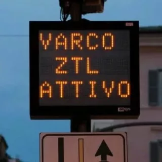 𝐔𝐠𝐞𝐧𝐭𝐨: 𝐢𝐥 𝐜𝐞𝐧𝐭𝐫𝐨 𝐬𝐭𝐨𝐫𝐢𝐜𝐨 𝐜𝐚𝐦𝐛𝐢𝐚 𝐯𝐨𝐥𝐭𝐨! 🚦
Arriva la 𝐙𝐨𝐧𝐚 𝐚 𝐓𝐫𝐚𝐟𝐟𝐢𝐜𝐨 𝐋𝐢𝐦𝐢𝐭𝐚𝐭𝐨 (𝐙𝐓𝐋) con 𝐯𝐚𝐫𝐜𝐡𝐢 𝐞𝐥𝐞𝐭𝐭𝐫𝐨𝐧𝐢𝐜𝐢 in 𝐏𝐢𝐚𝐳𝐳𝐚 𝐋𝐚𝐫𝐠𝐨 𝐒𝐚𝐧 𝐍𝐢𝐜𝐨𝐥𝐚 e 𝐯𝐢𝐚 𝐃𝐞𝐥𝐥𝐚 𝐙𝐞𝐜𝐜𝐚. Una scelta voluta per 𝐭𝐮𝐭𝐞𝐥𝐚𝐫𝐞 𝐢𝐥 𝐩𝐚𝐭𝐫𝐢𝐦𝐨𝐧𝐢𝐨, 𝐫𝐢𝐝𝐮𝐫𝐫𝐞 𝐢𝐥 𝐭𝐫𝐚𝐟𝐟𝐢𝐜𝐨 e migliorare la 𝐯𝐢𝐯𝐢𝐛𝐢𝐥𝐢𝐭𝐚̀ del centro.
Il provvedimento, frutto di un percorso avviato dall'Amministrazione comunale e autorizzato dal Ministero, mira a favorire la 𝐟𝐫𝐮𝐢𝐳𝐢𝐨𝐧𝐞 𝐩𝐞𝐝𝐨𝐧𝐚𝐥𝐞 e a valorizzare l'area.
Quali saranno le 𝐫𝐞𝐚𝐳𝐢𝐨𝐧𝐢 𝐝𝐞𝐢 𝐫𝐞𝐬𝐢𝐝𝐞𝐧𝐭𝐢 e dei commercianti? Tutti i dettagli sul progetto, i costi, le vie interessate e gli obiettivi dell'Amministrazione nel nostro approfondimento.
Link all'articolo completo nel primo commento.
#UGENTO #OZANEWS #VOCILOCALI #STORIEGLOBALI #ZTL #CentroStorico #Traffico #MobilitàSostenibile #Patrimonio