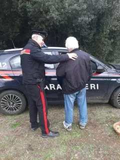 Un sospiro di sollievo che risuona in tutto il Salento! 🙏 A Carpignano Salentino, una mattinata che poteva trasformarsi in tragedia ha avuto un lieto fine, grazie alla prontezza dei soccorsi e al sangue freddo di un 77enne!
Smarrito in un'area boschiva, l'uomo ha dimostrato una lucidità esemplare: ha mantenuto la calma e ha composto il 112. 📞 L'intervento tempestivo e impeccabile dei Carabinieri della Stazione di Soleto è stato cruciale, permettendo di ritrovarlo sano e salvo e in buone condizioni.
Questa storia è un potente promemoria dell'importanza della prontezza dei nostri servizi di emergenza e del valore della presenza sul territorio delle Forze dell'Ordine. Un vero esempio di efficienza e umanità! ❤️
Tutti i dettagli di questa vicenda, che ci ricorda di non sottovalutare mai la forza della comunità, li trovi nel link completo. È nel primo commento! 👇
.
.
.
.
.
.
.
.
.
.
#CarpignanoSalentino #Salento #Carabinieri #LietoFine #Emergenza112 #Soccorso #EroiDiTuttiIGiorni #Sicurezza #Italia #Puglia #NotiziePositive #Community #Anziani #ProtezioneCivile #StorieVere #Grazie #Solidarietà #ForzeDellOrdine #OrgoglioItaliano #NotizieDalSalento #SudItalia #VitaReale #Speranza #Emergenze #PulsantiDiEmergenza #SalentoLife #EmergenzaSalento #HeroStory #MadeInItaly #BeneComune