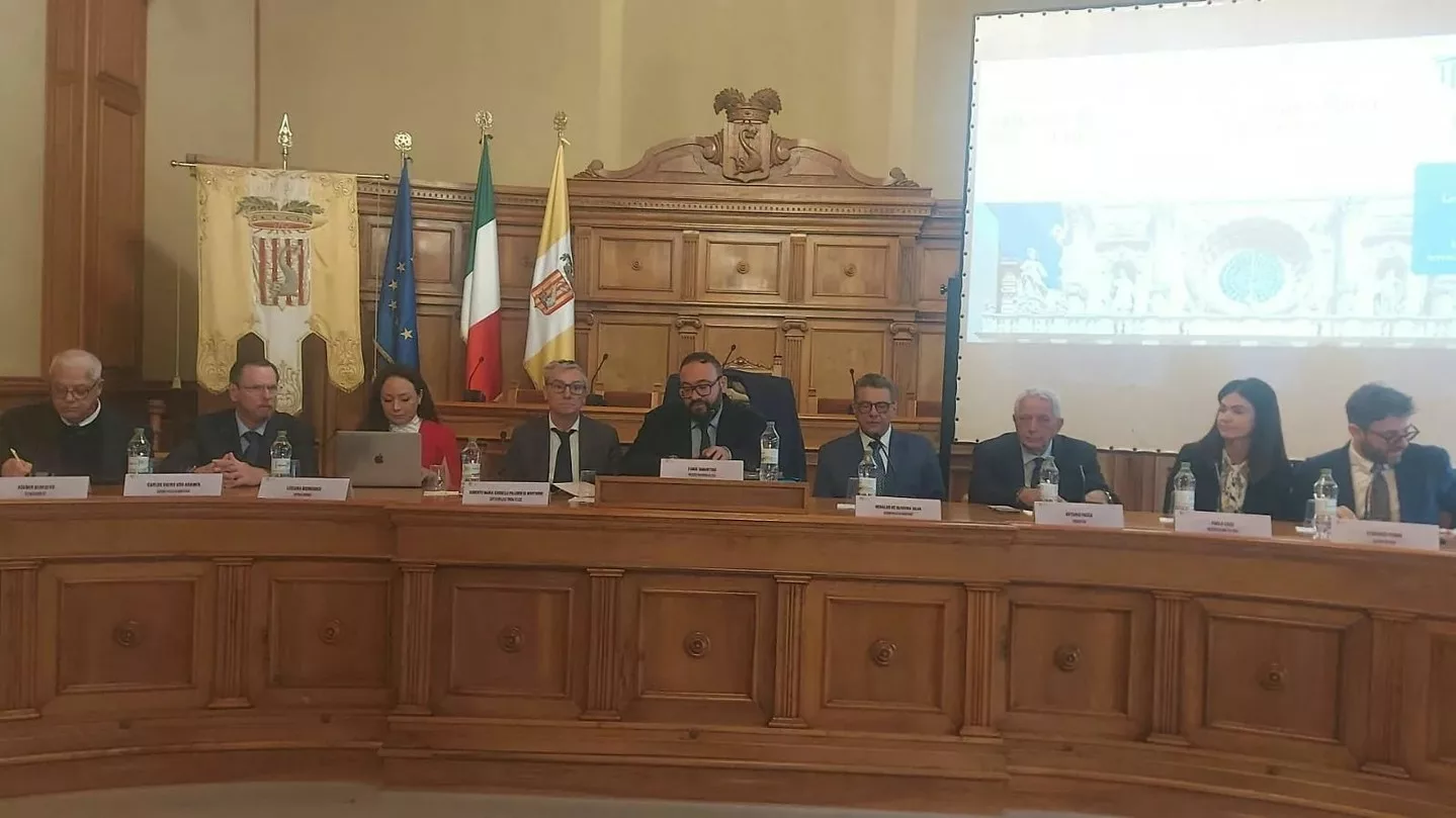 A Lecce, oltre 50 magistrati brasiliani – tra cui giudici della Corte Suprema di Giustizia della Giustizia del Brasile (STJ) – hanno partecipato a un evento di studio sulla sostenibilità, tutela ambientale e diritto d’impresa. Il confronto, promosso dall’Accademia Paulista de Magistrados insieme a Accademia Juris Romae, ha visto il coinvolgimento della Provincia di Lecce e dell’avv. Paola Licci (Univ. Tor Vergata). Focus su scambio culturale internazionale, ri-forestazione e leggi sulla sostenibilità. Per approfondire tutti i dettagli dell’incontro, trova il link all’articolo completo nel primo commento.
.
.
.
.
.
.
.
.
.
.
.
.
#UGENTO #OZANEWS #VOCILOCALI #STORIEGLOBALI #Lecce #sostenibilità #ambiente #diritto #internazionale #formazione #magistrati #Brasile #dirittoambientale #accademiajurisromae #accademiapaulistademagistrados #giustizia #scambioculturale