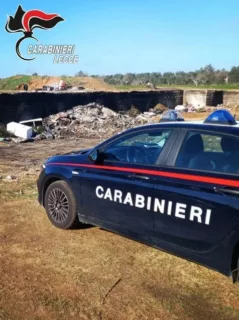 🚨 𝐃𝐢𝐬𝐜𝐚𝐫𝐢𝐜𝐚 𝐚𝐛𝐮𝐬𝐢𝐯𝐚 scoperta tra 𝐆𝐚𝐥𝐚𝐭𝐨𝐧𝐞 𝐞 𝐒𝐞𝐜𝐥𝐢̀: i Carabinieri hanno individuato un sito nascosto dalla vegetazione dove erano stoccati 𝐫𝐢𝐟𝐢𝐮𝐭𝐢 𝐝𝐢 𝐯𝐚𝐫𝐢𝐨 𝐠𝐞𝐧𝐞𝐫𝐞, inclusi materiali pericolosi come oli esausti e frammenti di amianto. Due persone denunciate e area sequestrata per indagini sulla filiera dello smaltimento illecito. Procedimento in fase preliminare.
.
.
.
.
.
.
.
.
.
.
#Ugento #OzaNews #VociLocali #StorieGlobali #Cronaca #Ambiente #Galatone #Seclì #Carabinieri #Scoperta #Viral #Sicurezza #AmbienteSano #Ecologia #ProtezioneAmbientale #Giustizia #Investigazioni #RifiutiPericolosi #Legalità
Trovi il link dell’articolo completo nel primo commento qui sotto.