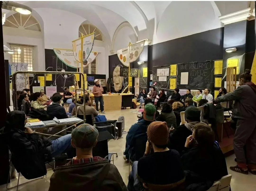 Il Centro Antidiscriminazione “L’Amara” si presenta il 21 novembre a Salve: il primo sportello in provincia di Lecce dedicato al supporto delle vittime di discriminazione su orientamento sessuale e identità di genere. L’incontro sarà negli spazi di Arci Cassandra (piazza della Concordia 27) dalle 18:30; precede la presentazione il laboratorio partecipativo “Muri di parole”. Il CAD, attivo da luglio, offre assistenza psicologica, legale e sociale, costruendo reti e promuovendo diritti nel Salento.
.
.
.
.
.
.
.
#Salve #Lecce #ArciCassandra #antidiscriminazione #diritticivili #LGBTQ+ #supporto #inclusione #comunità #psicologia #legale #sociale #reti #vittimediscriminazione #Amara #Salento #solidarietà #uguaglianza #diversità #giustizia #impegno #accoglienza #sostegno #equità #dirittiumani #giornatamondialedellabattagliaalladiscriminazione