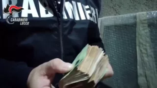 𝐌𝐚𝐬𝐬𝐢𝐜𝐜𝐢𝐚 𝐨𝐩𝐞𝐫𝐚𝐳𝐢𝐨𝐧𝐞 𝐚𝐧𝐭𝐢𝐦𝐚𝐟𝐢𝐚 𝐧𝐞𝐥 𝐋𝐞𝐜𝐜𝐞𝐬𝐞: 𝟐𝟐 𝐚𝐫𝐫𝐞𝐬𝐭𝐢, 𝐜𝐥𝐚𝐧 𝐒𝐚𝐜𝐫𝐚 𝐂𝐨𝐫𝐨𝐧𝐚 𝐔𝐧𝐢𝐭𝐚 𝐬𝐦𝐚𝐧𝐭𝐞𝐥𝐥𝐚𝐭𝐨. Oltre 𝐨𝐭𝐭𝐨𝐜𝐞𝐧𝐭𝐨 mila euro di beni sequestrati e 𝟕𝟎 𝐤𝐠 di droga recuperati
- IL VIDEO -