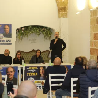 📣 Un altro incontro elettorale ha animato il pomeriggio ugentino!
Alle 18:30, presso il Bar Piazza Italia in Via Messapica, si è svolto l’appuntamento promosso dalla Lega.
A incontrare i cittadini sono stati i candidati Gianni De Blasi e Maria Elena Palese, che hanno presentato le loro proposte e dialogato con i presenti. Con loro i rappresentati locali Laura de Nuzzo e Fulvio Viva
🔵 Un altro momento di confronto che testimonia l’intensità e il fermento di questi ultimi giorni di campagna elettorale a Ugento.
#Ugento #Elezioni2025 #CampagnaElettorale #Lega #DeBlasi #Palese