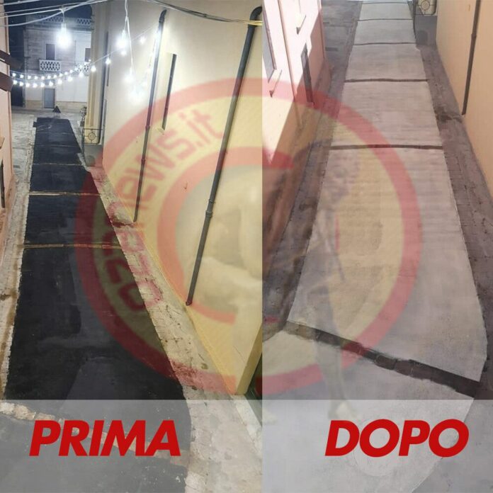Immagine divisa che mostra un vicolo stretto: a sinistra, il terreno è ricoperto di asfalto scuro e irregolare (PRIMA); a destra, dopo i lavori di Borgo Ugento, la superficie è liscia e in cemento chiaro (DOPO).