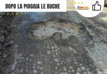 Crateri sulla Strada dei Villaggi a Torre San Giovanni dopo la piaggia le buche nelle strade