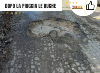 Crateri sulla Strada dei Villaggi a Torre San Giovanni dopo la piaggia le buche nelle strade