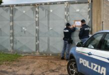 Gli agenti indagano sul furto di un’auto e scoprono un centro di riciclaggio di vetture rubate: nei guai un 55enne