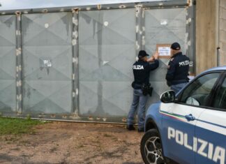 Gli agenti indagano sul furto di un’auto e scoprono un centro di riciclaggio di vetture rubate: nei guai un 55enne