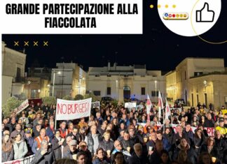 Grande partecipazione alla fiaccolata contro l’ampliamento della discarica Burgesi Grande partecipazione alla fiaccolata no burgesi ugento