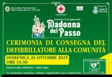 Specchia: la comunità riceve un defibrillatore grazie al Comitato Festa Madonna del Passo Specchia defibrillator ceremony poster. Madonna del Passo festival. Community receives life-saving AED. October 26, 2025.