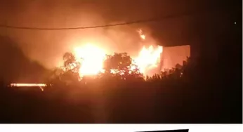 SALVE – Due villette distrutte da un vasto incendio