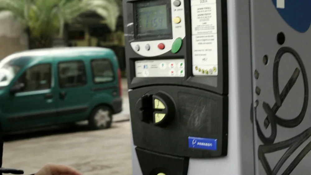 Ugento conferma le tariffe dei parcheggi nelle marine per l'estate 2026. Parcometri attivi dal 15 giugno al 15 settembre. Tariffe invariate e ZTL.