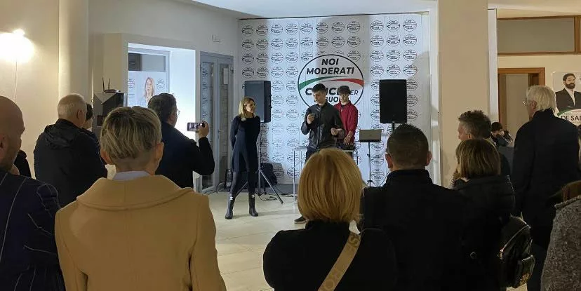 Francesca Ozza incontra i giovani elettori a Ugento Ozza incontra giovani elettori a Ugento