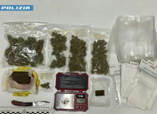 Arresto per droga a Nardò Nardò: 29enne arrestato per detenzione di marijuana e hashish durante un controllo della polizia nel centro cittadino.