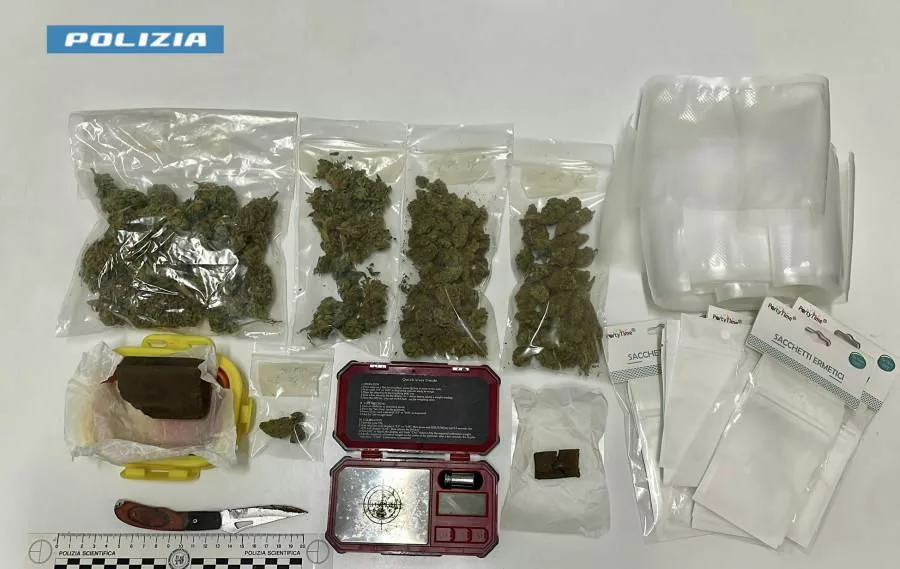 Arresto per droga a Nardò Nardò: 29enne arrestato per detenzione di marijuana e hashish durante un controllo della polizia nel centro cittadino.