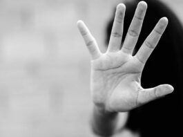 Arrestato a Lecce per maltrattamenti e tentato strangolamento.