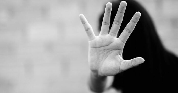 Arrestato a Lecce per maltrattamenti e tentato strangolamento.