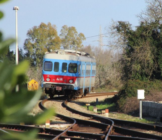 Ugento: sicurezza sulla linea ferroviaria Ugento emette ordinanza urgente per prevenire caduta alberi sulla linea ferroviaria Novoli-Gagliano. Misure e sanzioni previste.