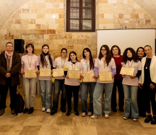Olimpiadi Matematica: trionfo rosa a Tricase “Matematica al femminile: esplorando l’infinito potenziale”: conclusa con successo a Tricase la gara a squadre per le Olimpiadi 2026