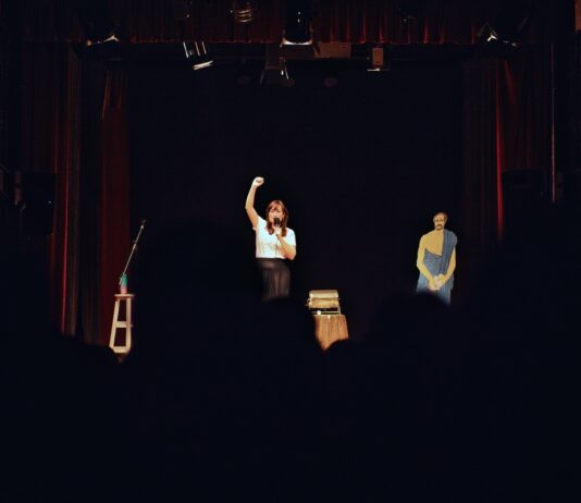 Nasca Il Teatro a Lecce: Chiara Renzi porta in scena “Lotteria degli stereotipi” e torna “Pensieri divergenti” Chiara Renzi in scena con Lotteria degli stereotipi al Nasca Il Teatro di Lecce