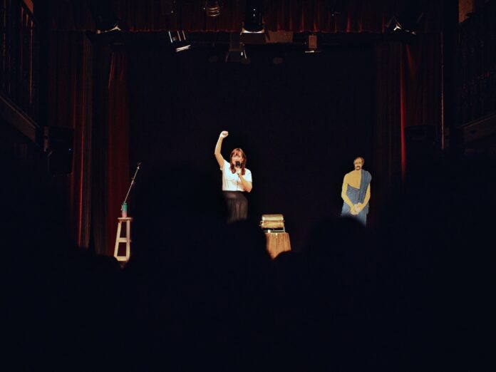 Chiara Renzi in scena con Lotteria degli stereotipi al Nasca Il Teatro di Lecce