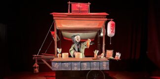 Leverano, al Teatro Comunale arriva “Piccolo Sushi” per chiudere la rassegna “Ci vuole un fiore” Scena dello spettacolo Piccolo Sushi con il carretto del sushi in teatro
