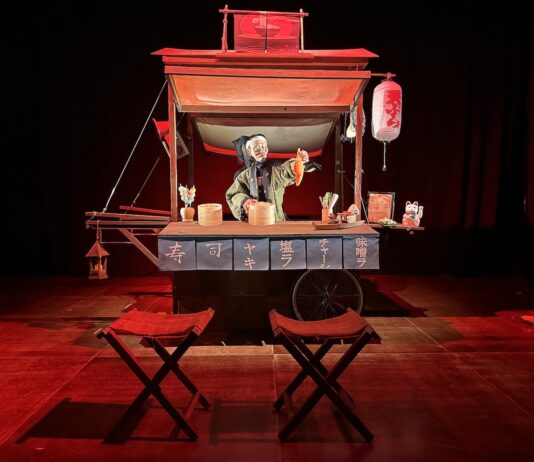 Leverano, al Teatro Comunale arriva “Piccolo Sushi” per chiudere la rassegna “Ci vuole un fiore” Scena dello spettacolo Piccolo Sushi con il carretto del sushi in teatro