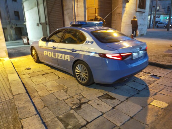 Volante della Polizia di Stato a Lecce