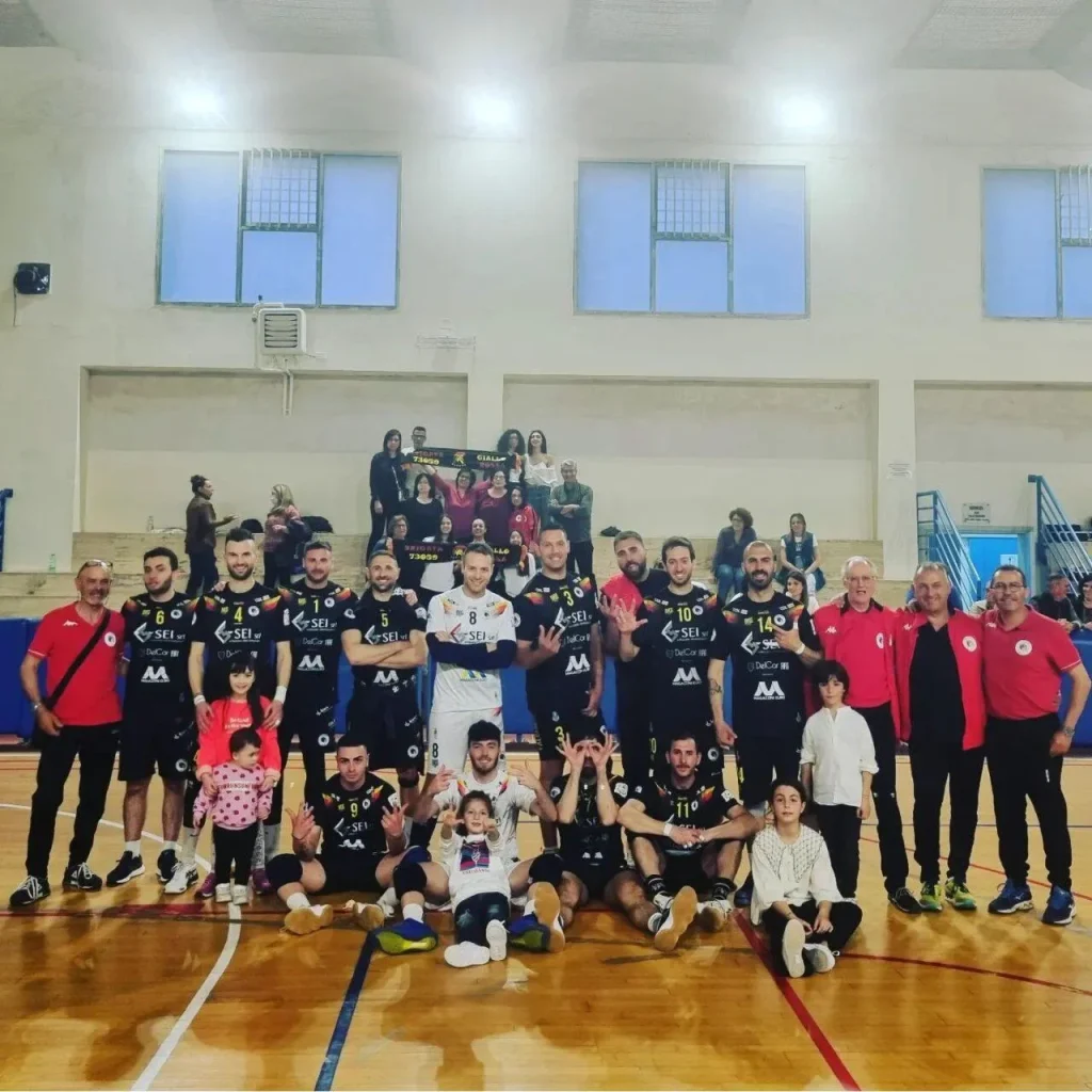 Immagine 2: Finisce il campionato regolare di pallavolo: i falchi volano ai Playoff - Tricase