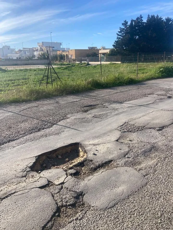 Torre San Giovanni: strade colabrodo mettono a rischio la sicurezza