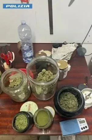 Casarano: Scoperto &ldquo;laboratorio&rdquo; domestico di marijuana, sequestrati quasi 5 kg