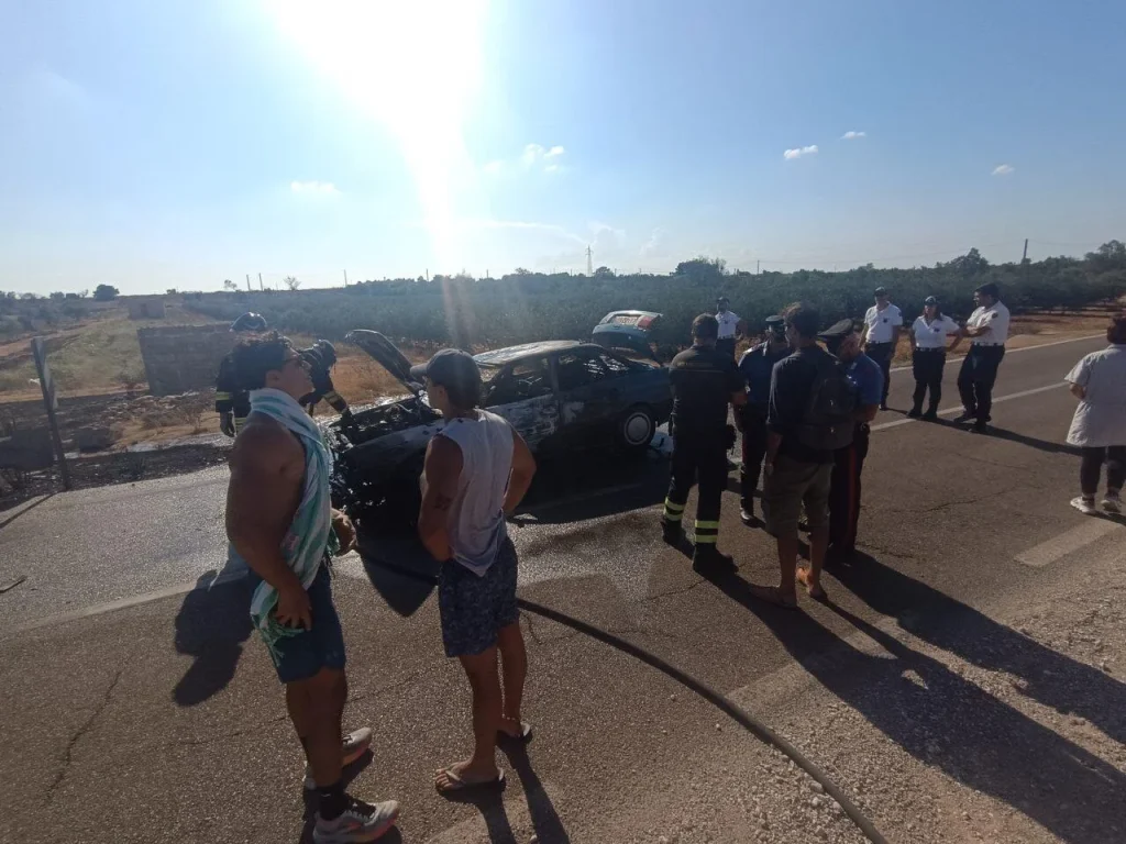Immagine 4: Ugento-Casarano: un’auto prende fuoco, salvo il conducente - Casarano