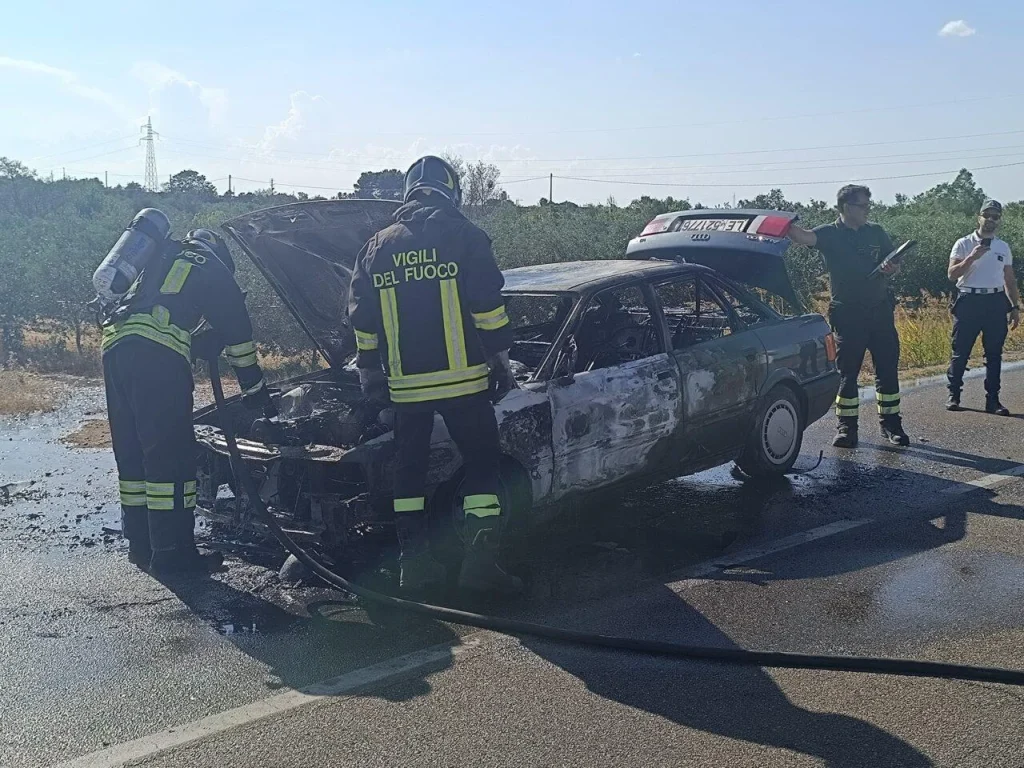 Immagine 1: Ugento-Casarano: un’auto prende fuoco, salvo il conducente - Casarano