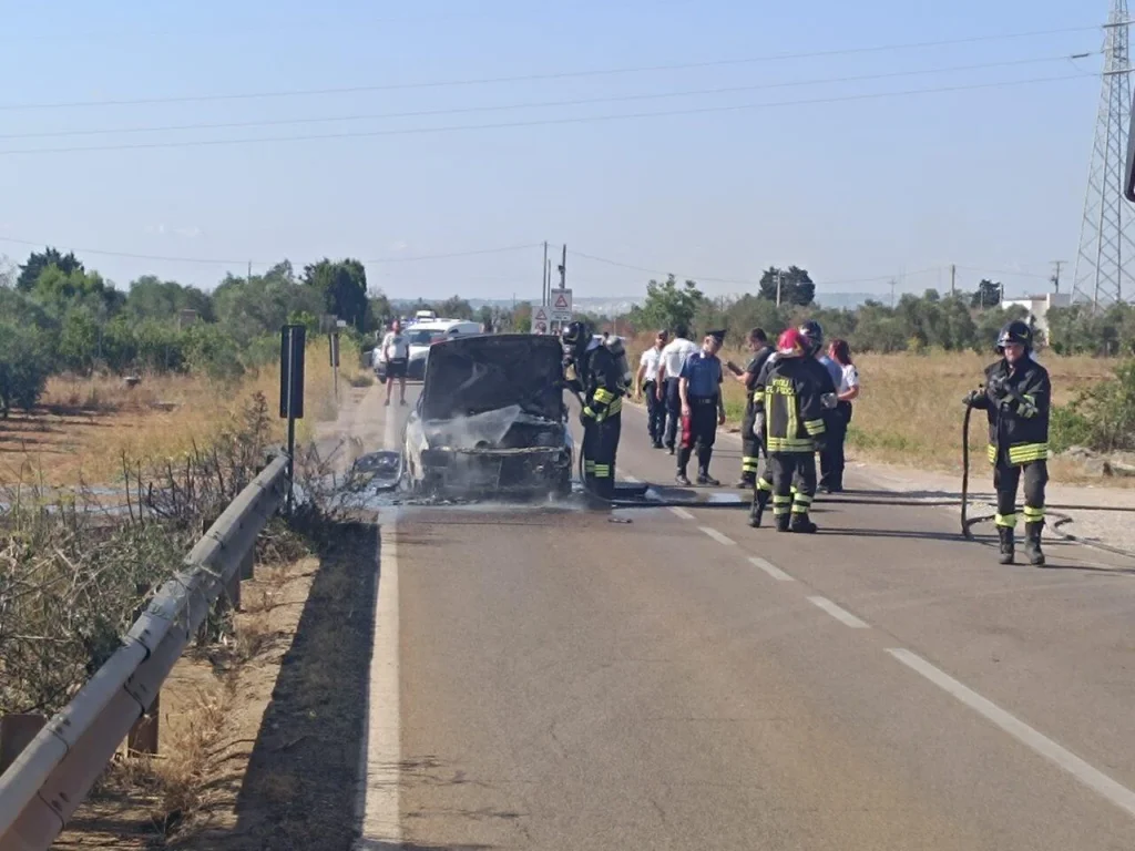 Immagine 9: Ugento-Casarano: un’auto prende fuoco, salvo il conducente - Casarano