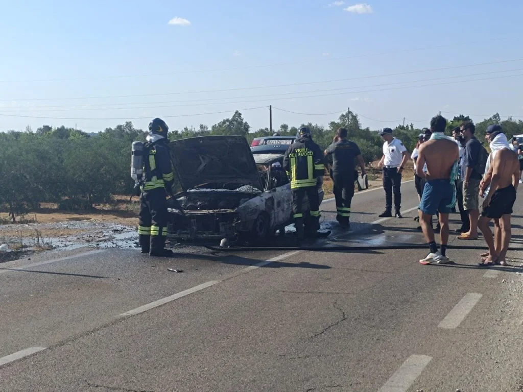 Immagine 6: Ugento-Casarano: un’auto prende fuoco, salvo il conducente - Casarano