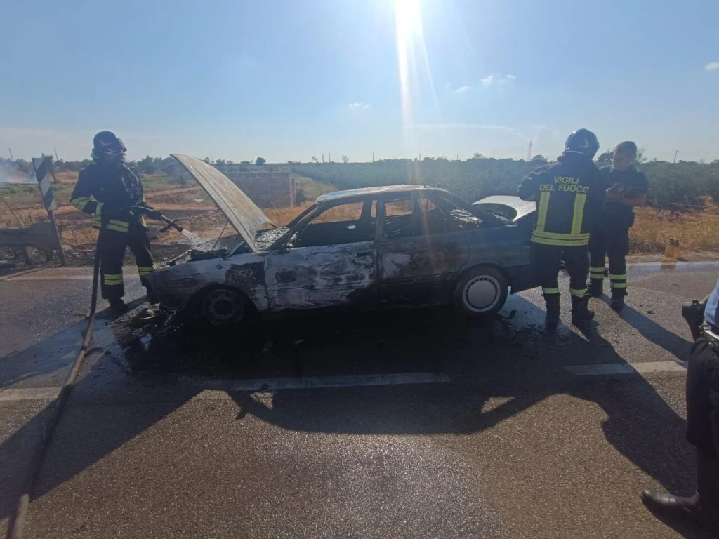 Immagine 5: Ugento-Casarano: un’auto prende fuoco, salvo il conducente - Casarano