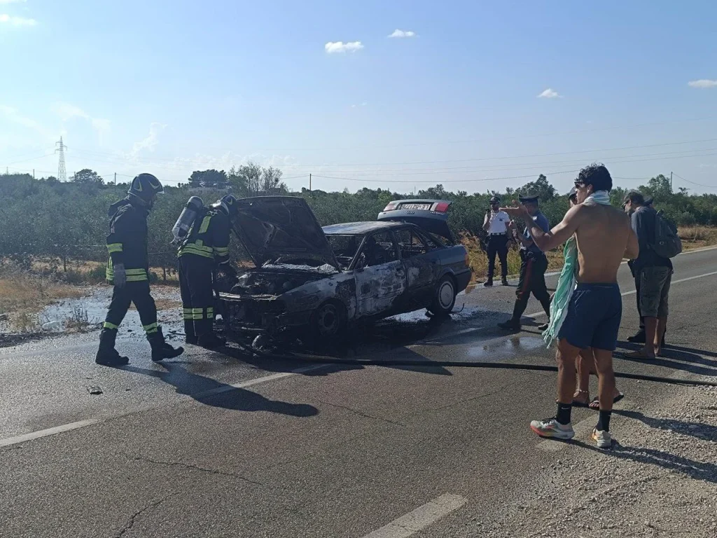 Immagine 2: Ugento-Casarano: un’auto prende fuoco, salvo il conducente - Casarano