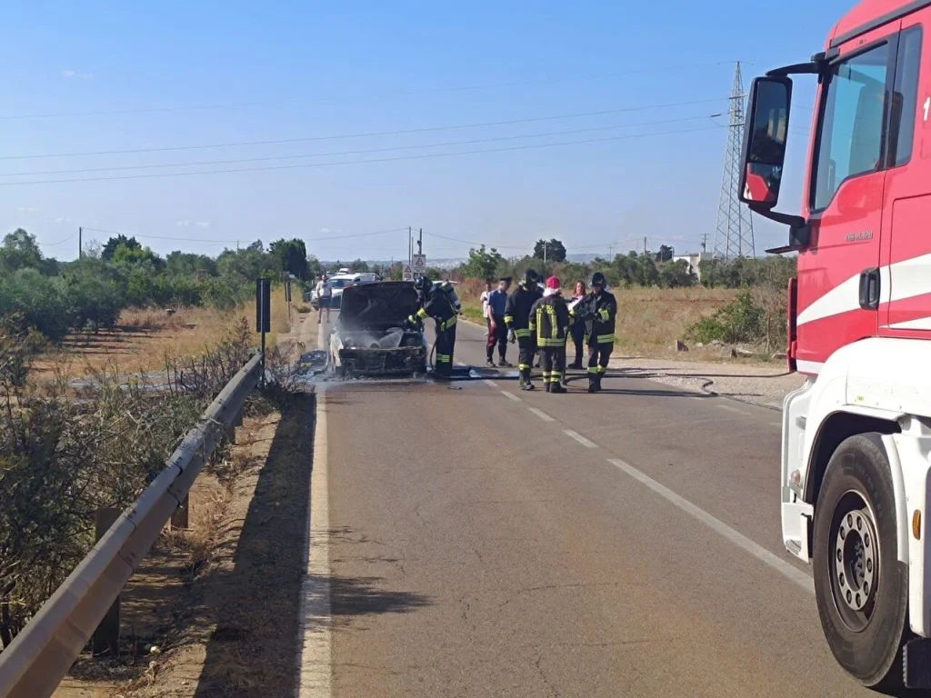 Immagine 8: Ugento-Casarano: un’auto prende fuoco, salvo il conducente - Casarano