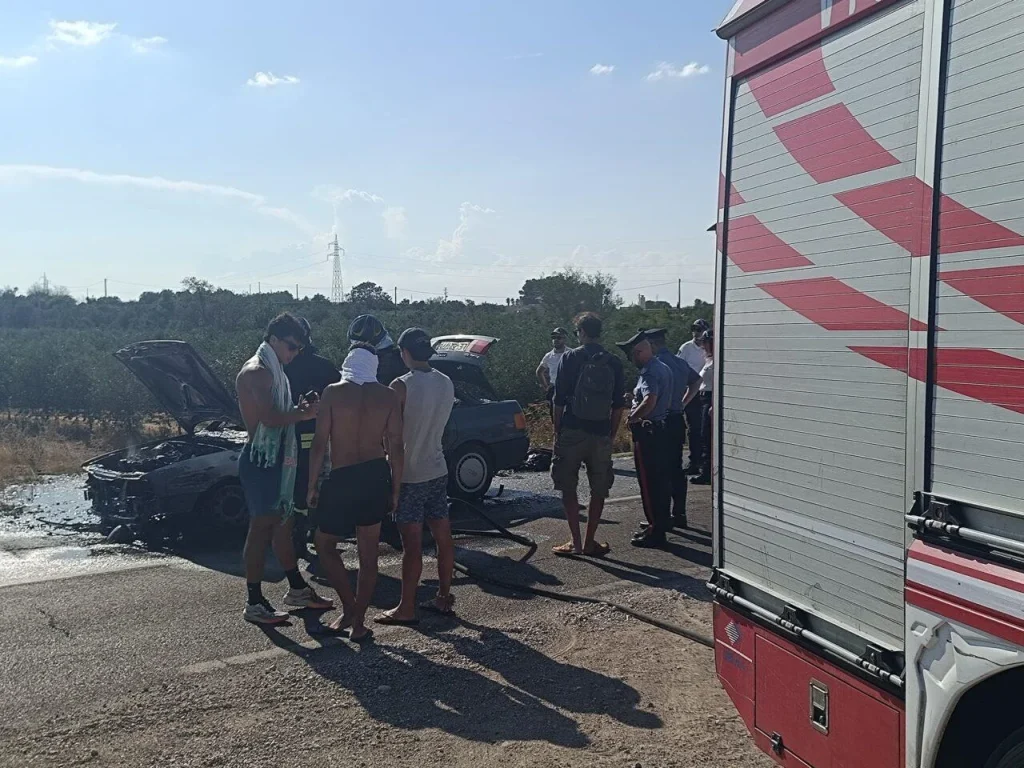 Immagine 3: Ugento-Casarano: un’auto prende fuoco, salvo il conducente - Casarano
