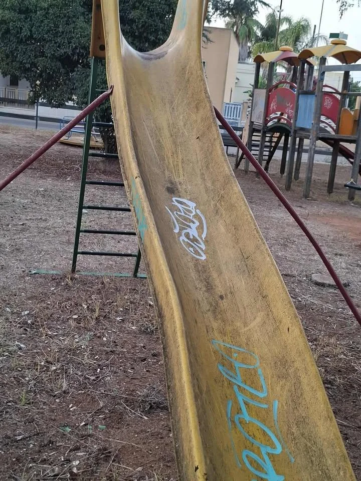 Parco giochi di Gemini tra vetri rotti, sporcizia ed escrementi
