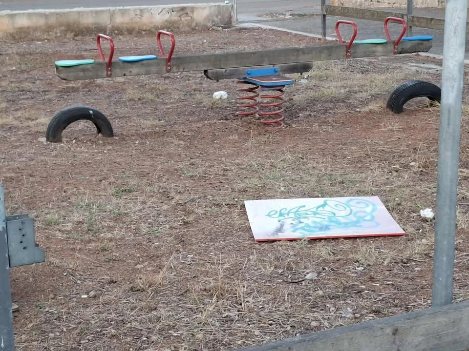 Parco giochi di Gemini tra vetri rotti, sporcizia ed escrementi