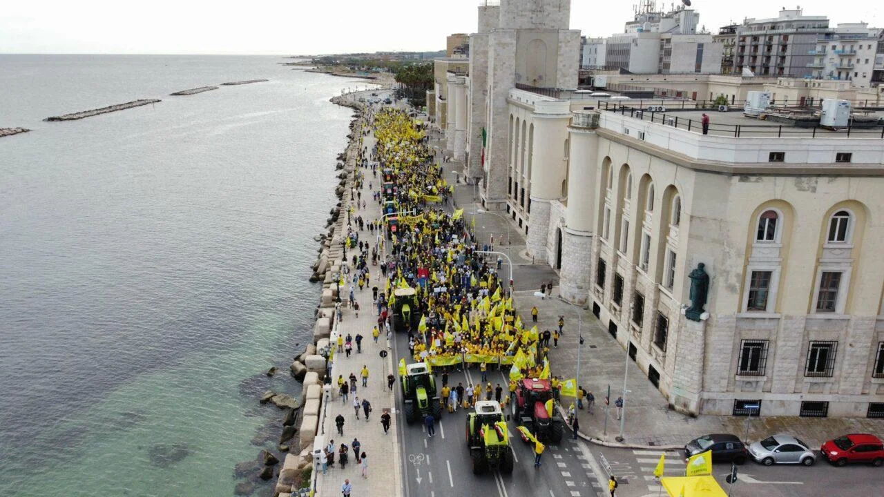 Coldiretti guida la protesta a Bari: migliaia di agricoltori in piazza