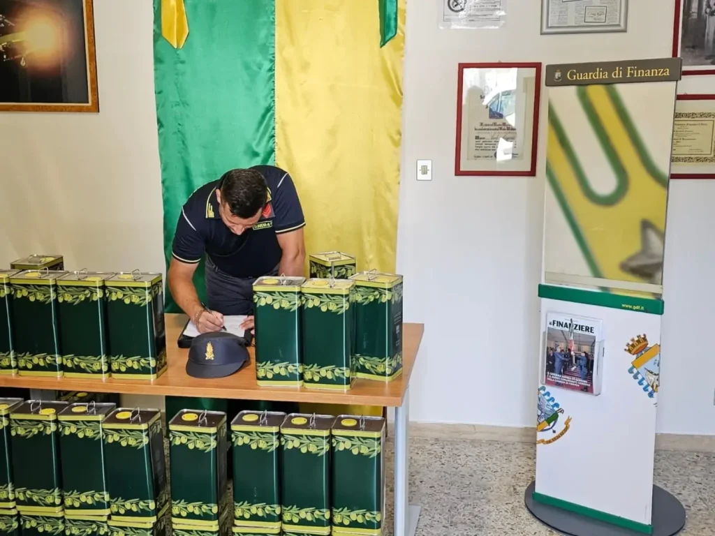 Immagine 1: Scoperto un carico di olio d’oliva senza etichettatura a Ugento - Casarano