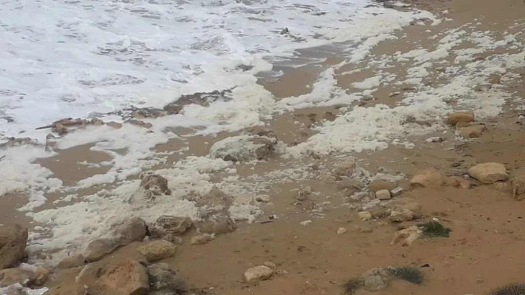 Strana schiuma sulle coste di Torre San Giovanni