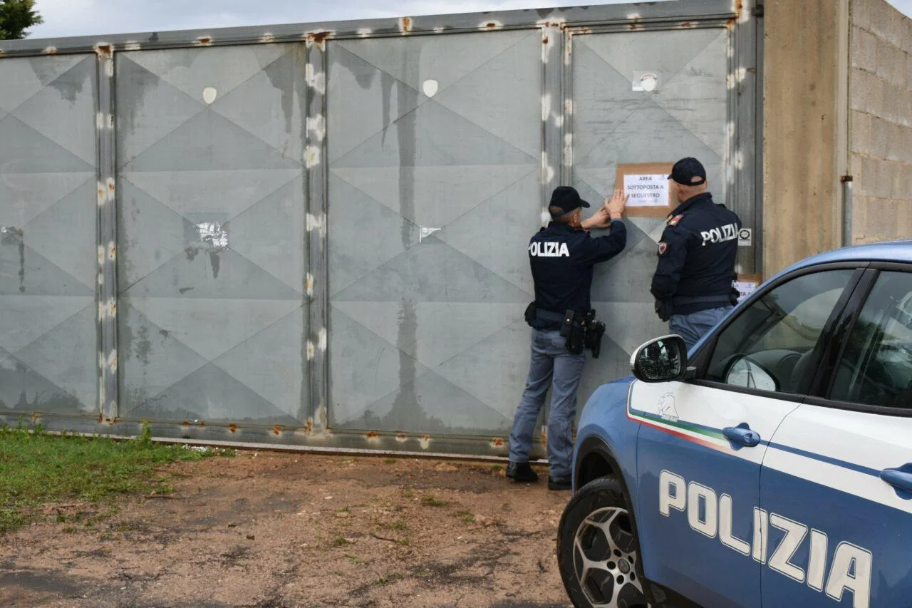 Gli agenti indagano sul furto di un’auto e scoprono un centro di riciclaggio di vetture rubate: nei guai un 55enne